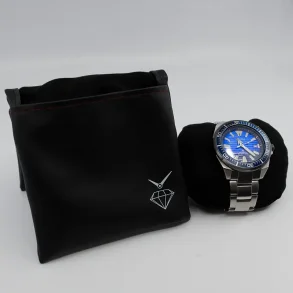 SKINN POSE M/PUTE SORT TIL UR